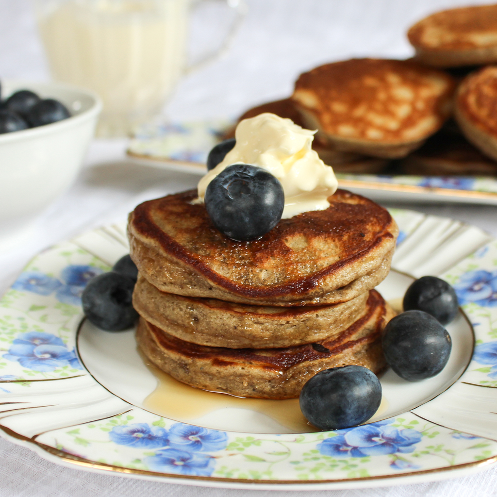 Lockere, getreidefreie Pfannkuchen aus grünem Bananenmehl