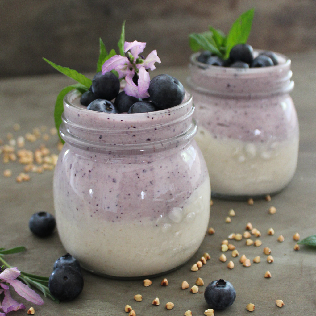 Fermentierte Frühstücksgläser mit Heidelbeeren, Buchweizen und Cashews